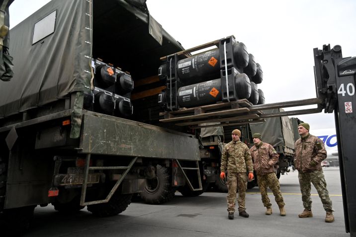 Militares ucranianos carregam um caminhão com mísseis Javelin anti-tanque / Sergey Supinsky/AFP/Getty Images
