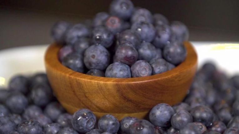 A fibra na xícara de frutas, como mirtilos, ajudará a te deixar satisfeito / Foto: CNN