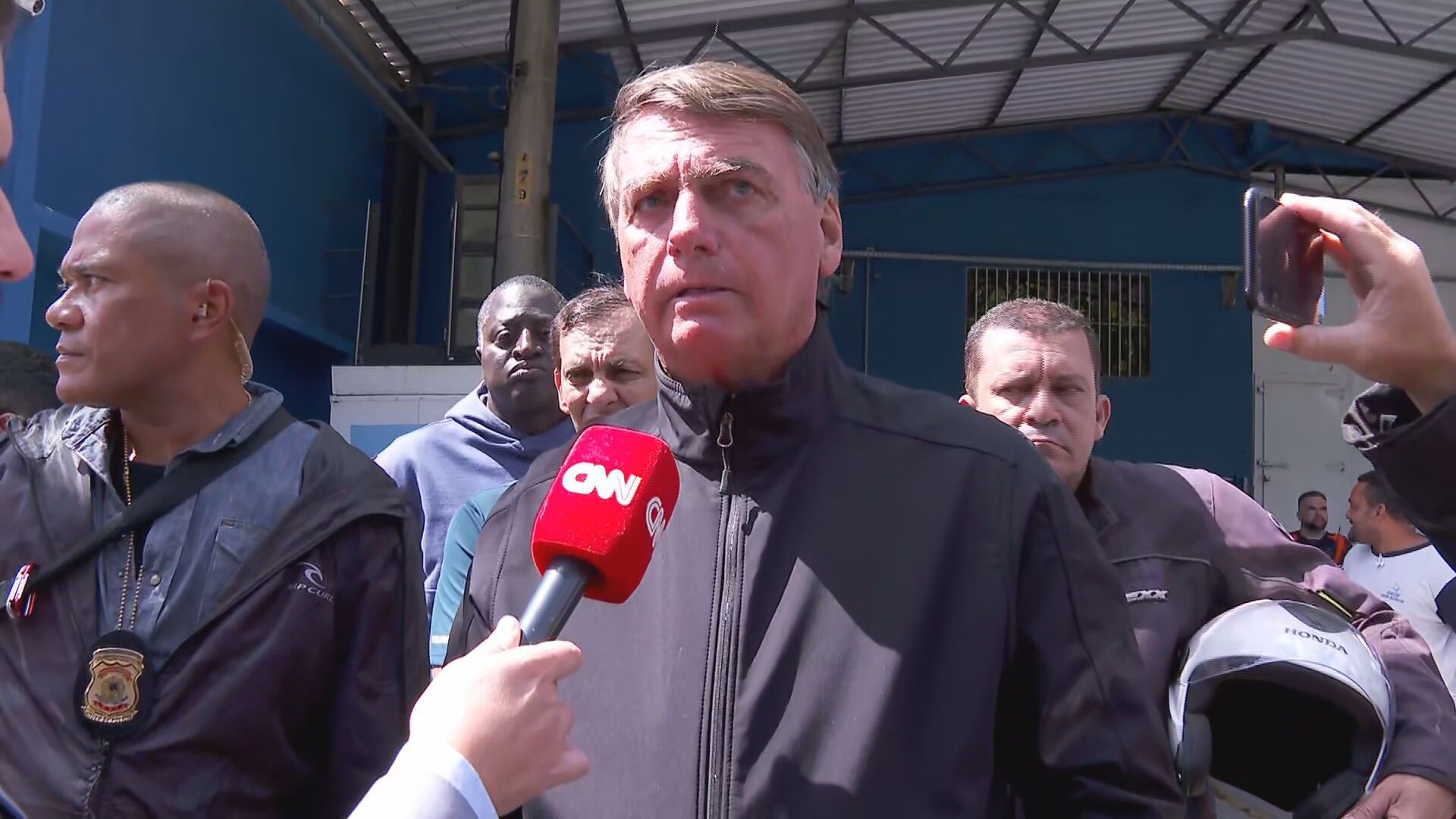 Jair Bolsonaro em entrevista à CNN no Guarujá (16.abr.2022)