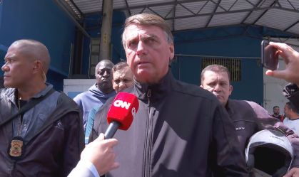 Jair Bolsonaro em entrevista à CNN no Guarujá (16.abr.2022)