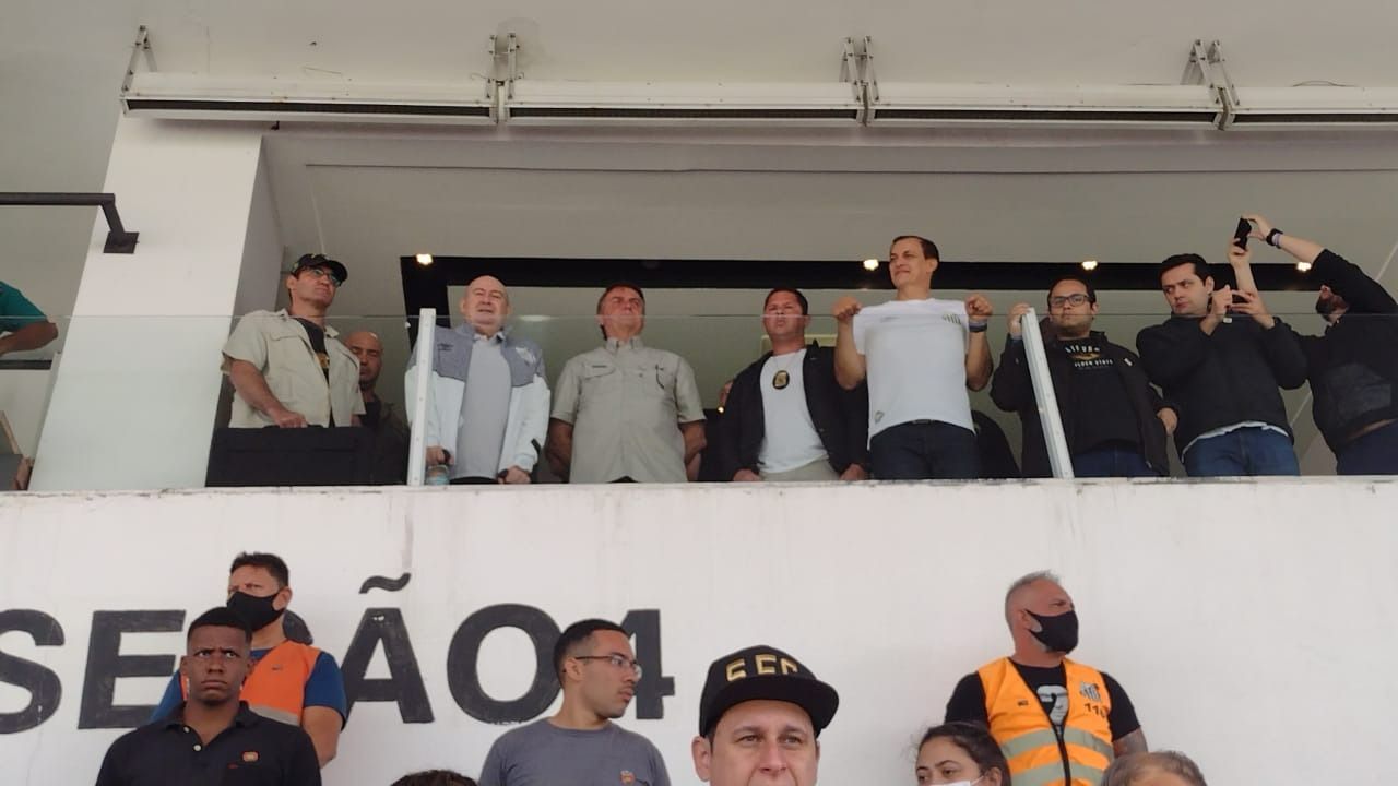 O presidente Jair Bolsonaro, na Vila Belmiro, ao lado do presidente do Santos, Andrés Rueda