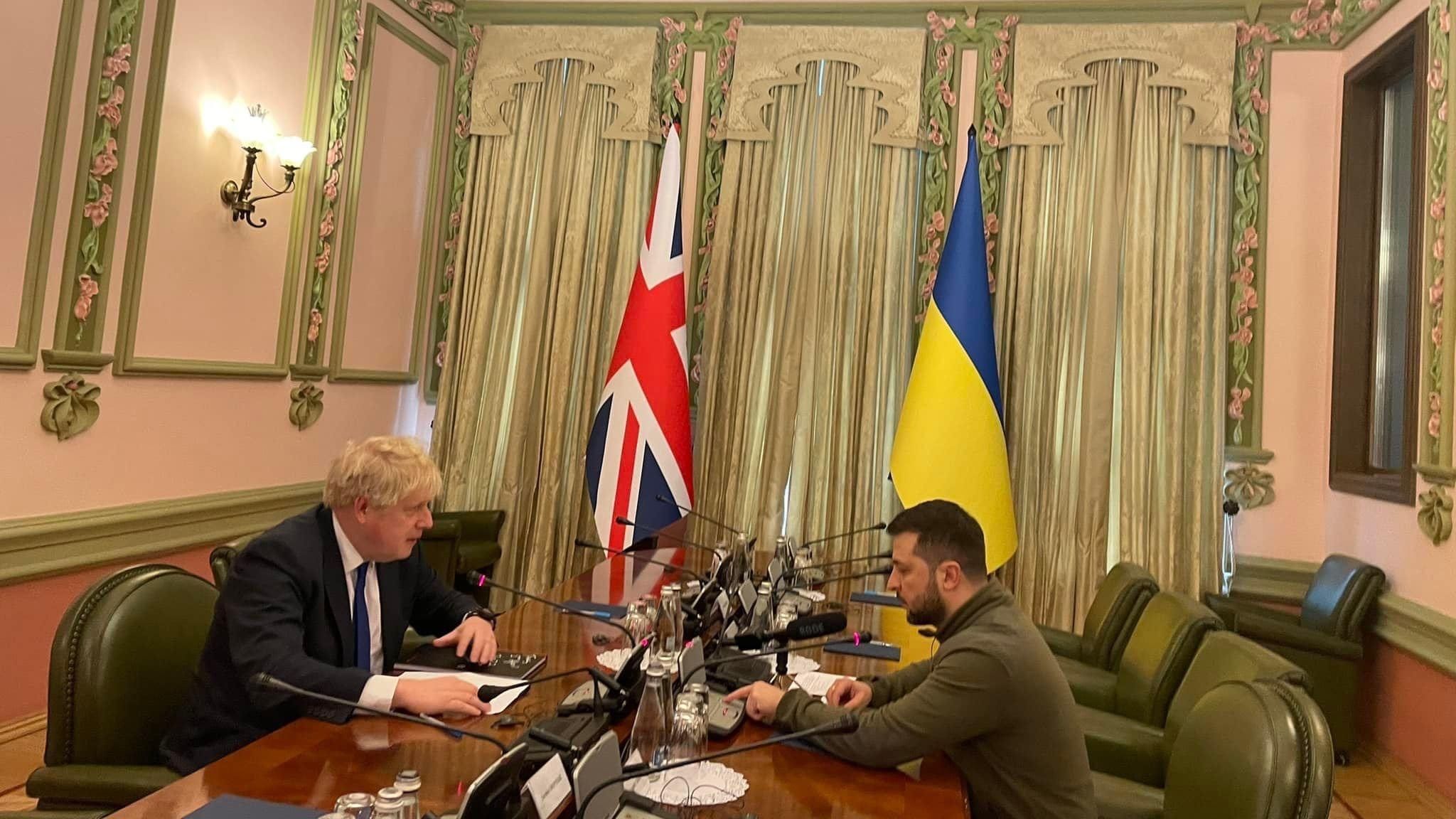 A Embaixada do Reino Unido na Ucrânia postou uma foto de Zelensky e Boris Johnson neste sábado (9)
