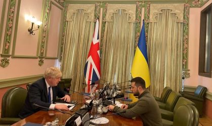 Boris Johnson se encontra com Volodymyr Zelensky em Kiev