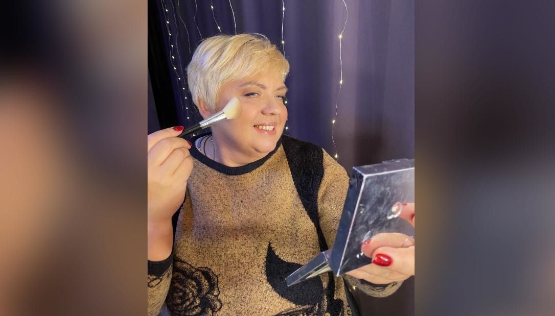 Iryna Filkina, retratada se maquiando / Cortesia de Anastasia Subacheva