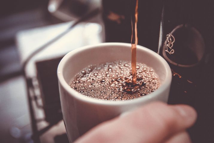 Pausa de 15 minutos pode ser feita durante atividades de rotina, como saborear um café / Foto: John Schnobrich/Unsplash