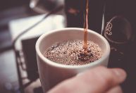 Posso tomar café de barriga vazia? Especialista fala sobre o impacto