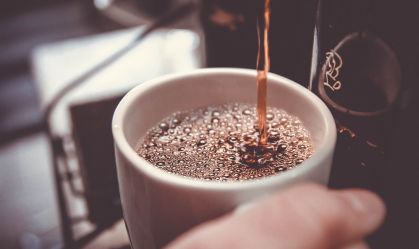 Posso tomar café de barriga vazia? Especialista fala sobre o impacto
