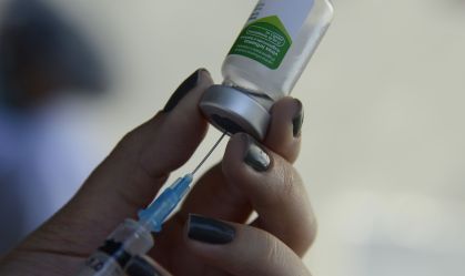 Baixa adesão à vacina da gripe preocupa diante da alta de casos, diz pesquisador