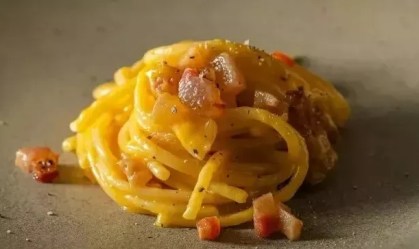 Historiador italiano provoca polêmica com receita alternativa de carbonara