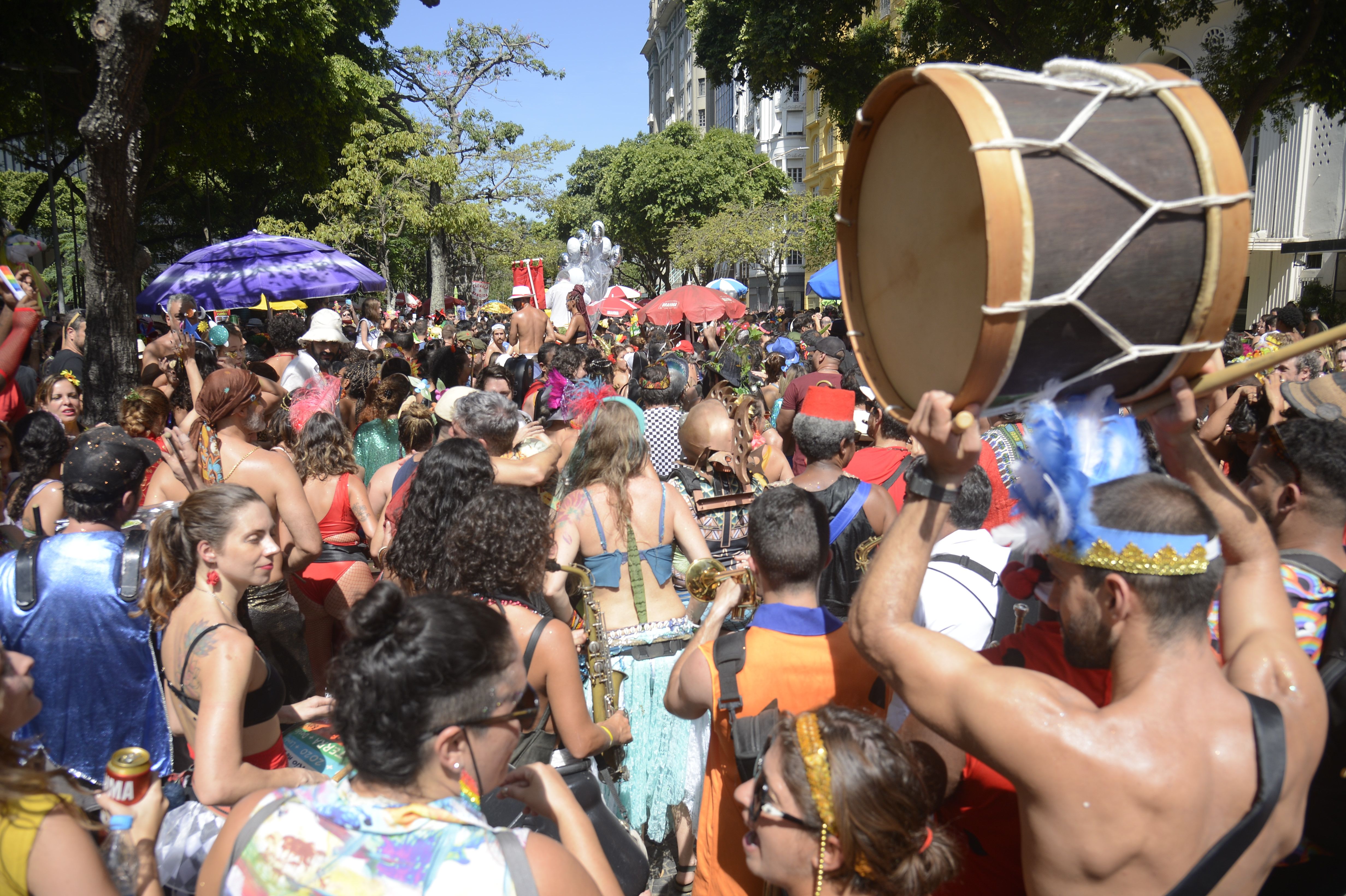 Bloco de carnaval desfila pela Cinelândia, no centro do Rio de J