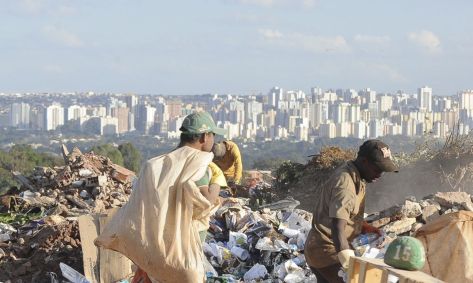 Trabalhadores recolhem material reciclável
