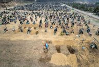 Mais de mil corpos são examinados por investigadores forenses em Kiev, diz polícia