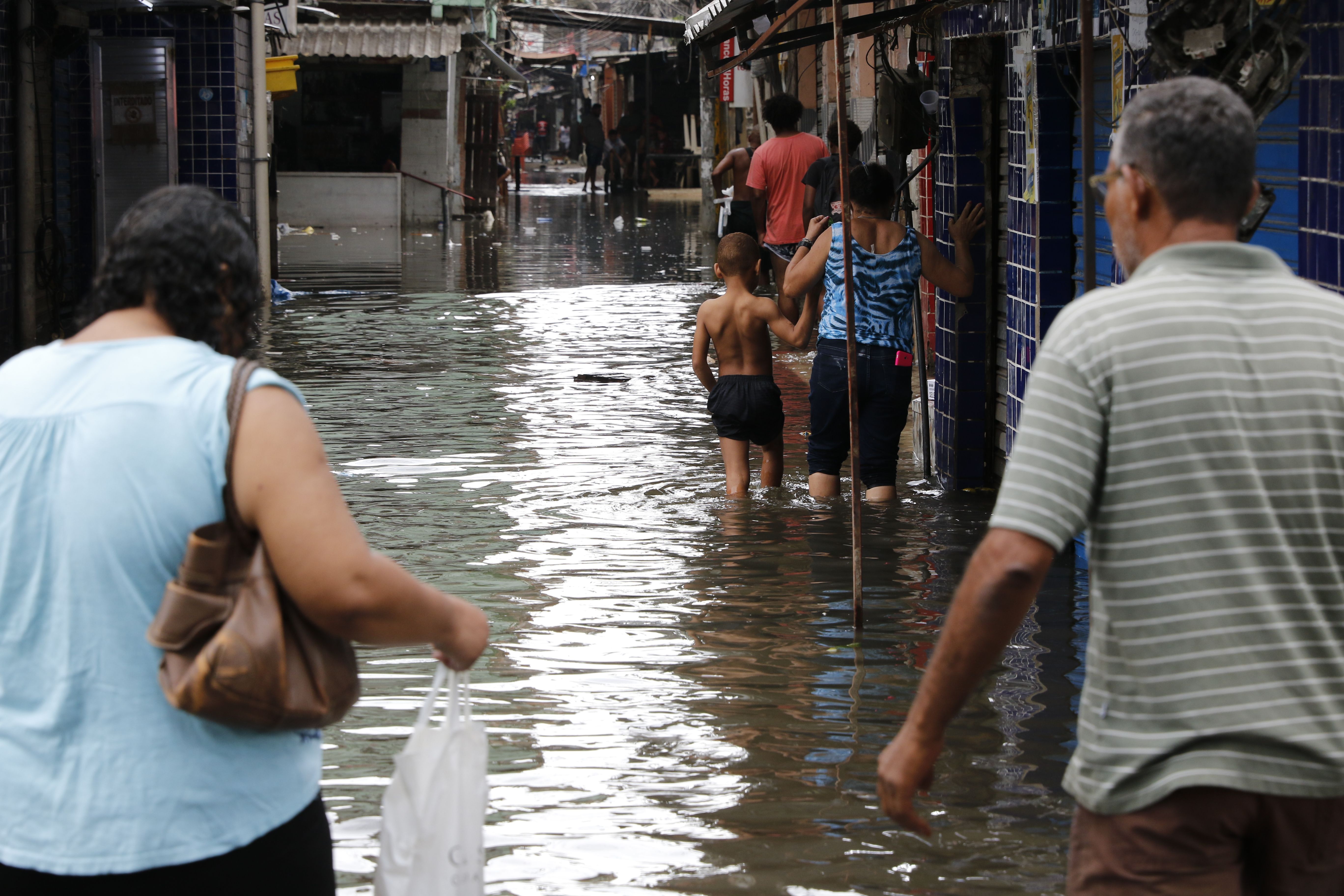 Temporal causa alagamentos na comunidade de Rio das Pedras