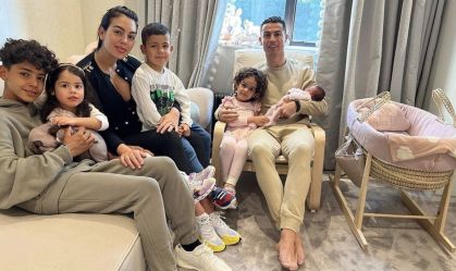 Cristiano Ronaldo volta para casa com filha recém-nascida após a morte de seu irmão gêmeo