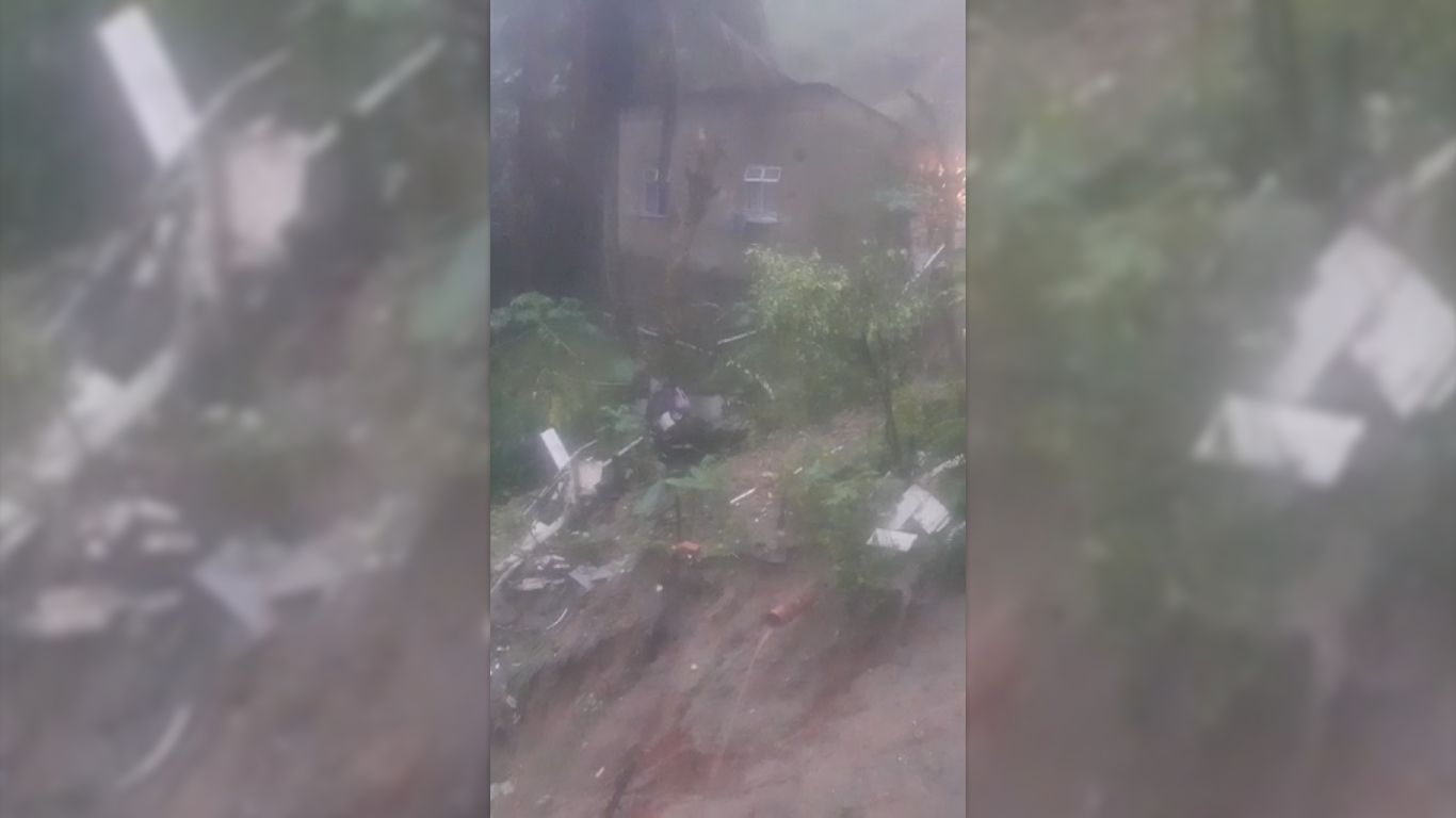 Deslizamento de terra no bairro Monjolo, em São Gonçalo, região metropolitana do Rio de Janeiro