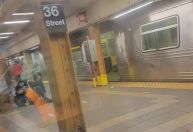 Ataque a tiros deixa 29 feridos em metrô de Nova York; polícia encontra arma na estação