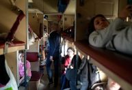 Repórter da CNN embarca em trem com mais de 1.000 refugiados ucranianos
