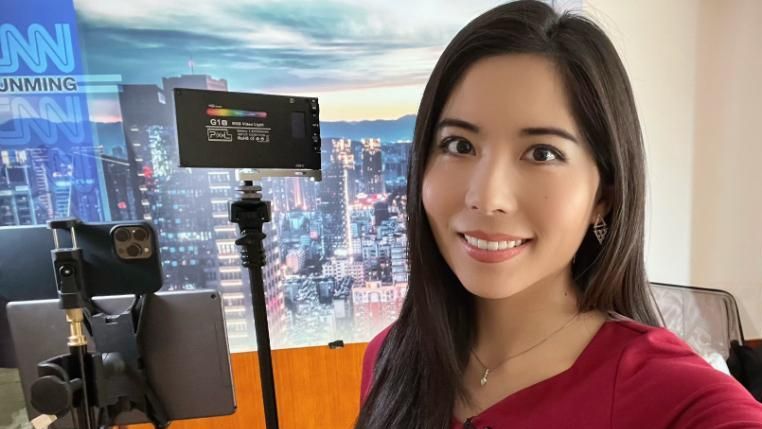 Selina Wang em seu cenário de transmissão dentro de um hotel em Kunming, na China, onde deve ficar em quarentena por 21 dias / Foto: Selina Wang/CNN