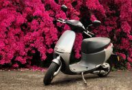 Com alta dos combustíveis, motos elétricas podem ser alternativa de transporte