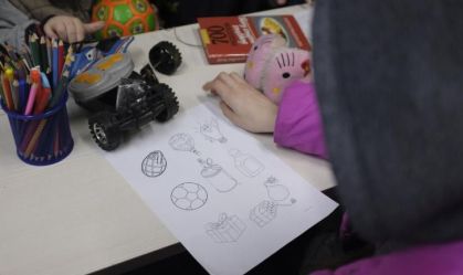 Crianças ucranianas são ensinadas a diferenciar brinquedos de explosivos em escolas