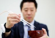 Pesquisadores do Japão desenvolvem hashis elétricos que realçam sabores salgados