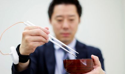 Pesquisadores do Japão desenvolvem hashis elétricos que realçam sabores salgados