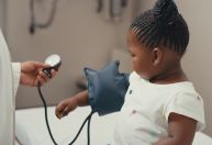 Pressão alta também pode atingir crianças e adolescentes; saiba como identificar
