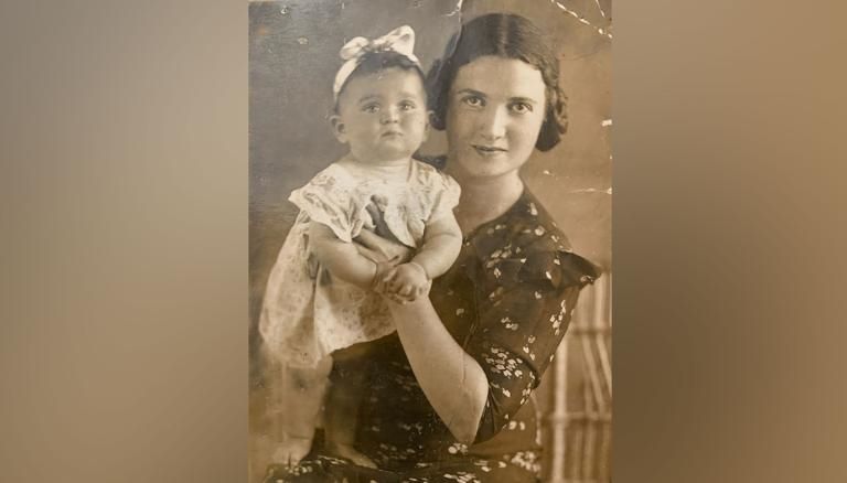 Margaryta Zatuchna com sua mãe em 1940 / Cortesia da família