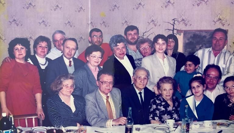 Uma foto tirada há cerca de 25 anos mostra Margaryta Zatuchna com sua família. Ela é a quarta da esquerda na segunda fila, usando óculos e uma blusa rosa. À sua direita está seu falecido marido Valerii / Cortesia da família