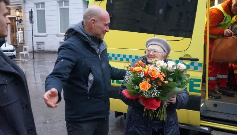 Sotuvchi bilan oziq-ovqat dokonida porno