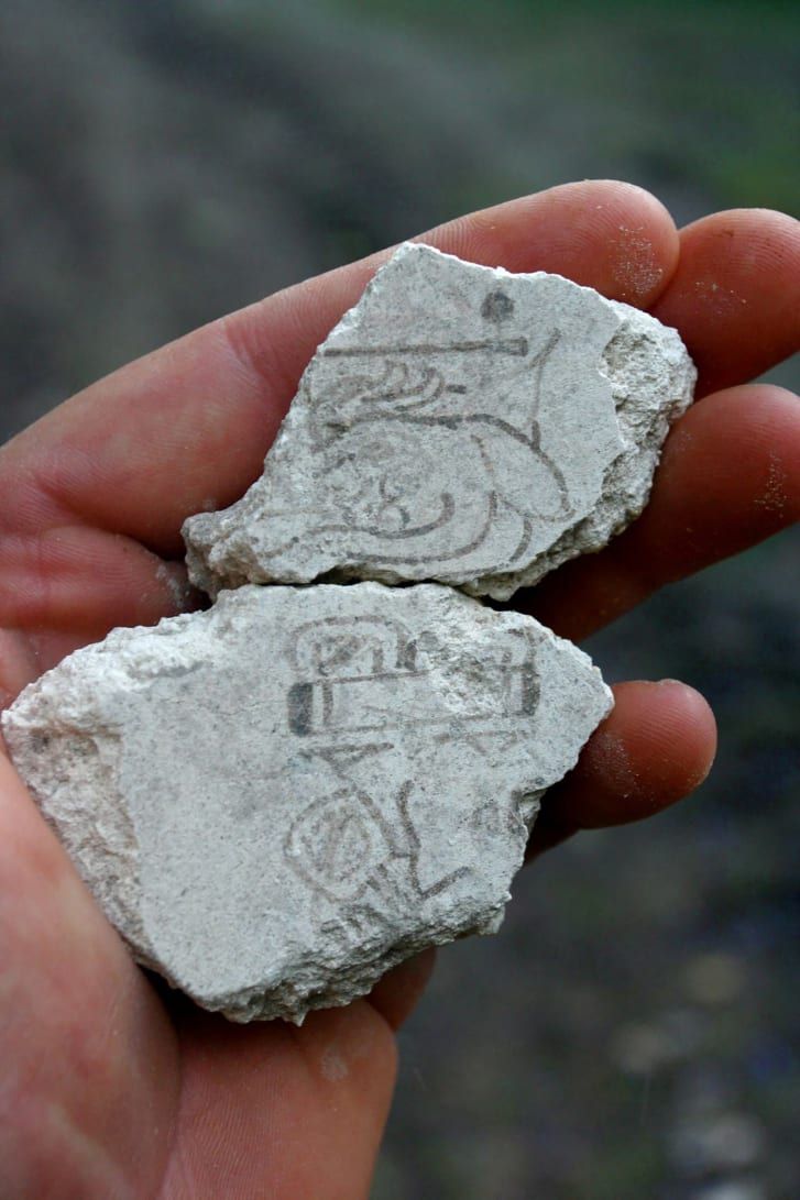Dois fragmentos de murais que datam de cerca de 200 aC a 300 aC de um antigo local maia na Guatemala com evidências do uso mais antigo do calendário maia. / Karl Taube/Cortesia do Proyecto Regional Arqueologico San Bartolo/Reuters