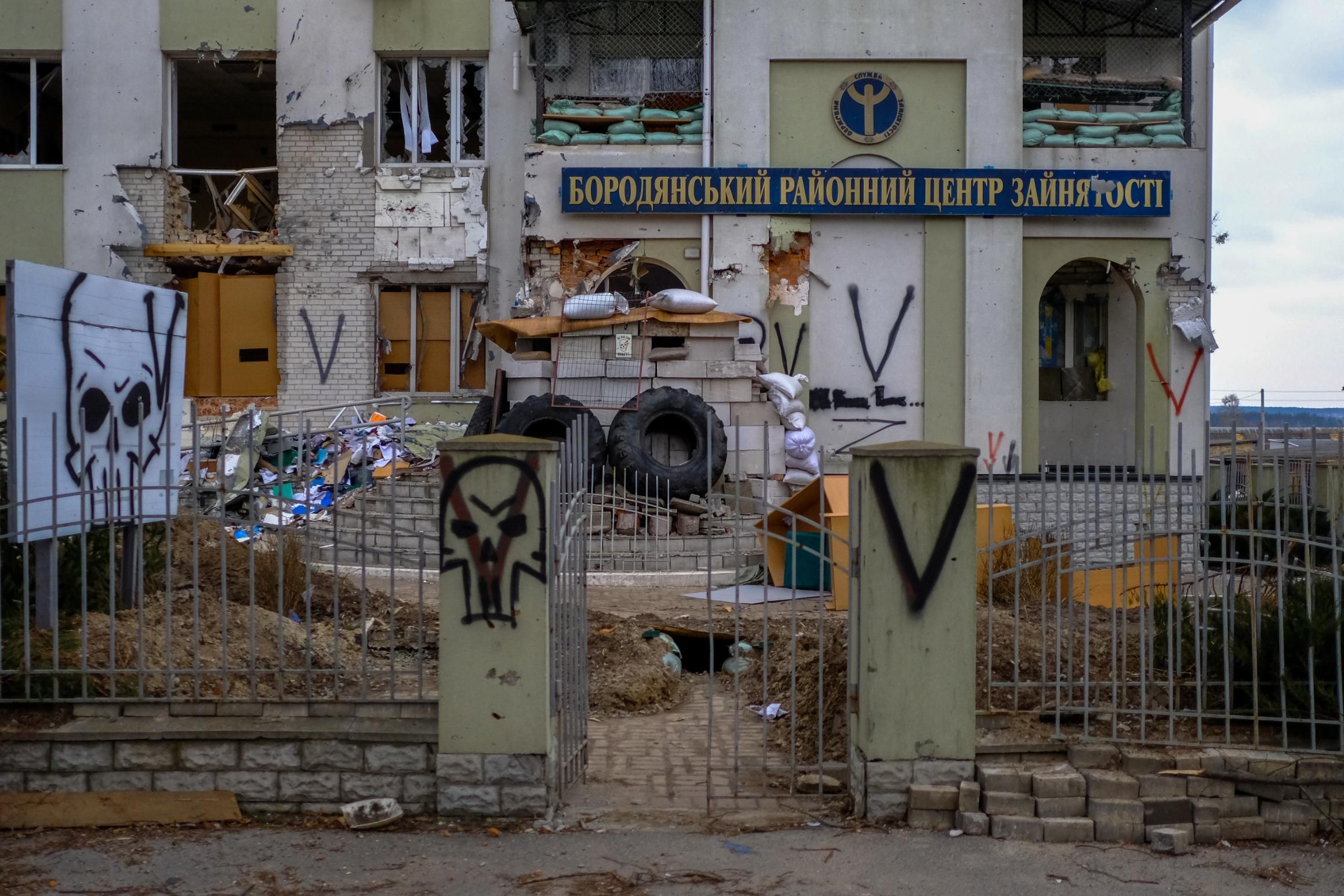 Prédios em Borodianka marcadas com o "V" das forças russas / Vasco Cotovio/CNN