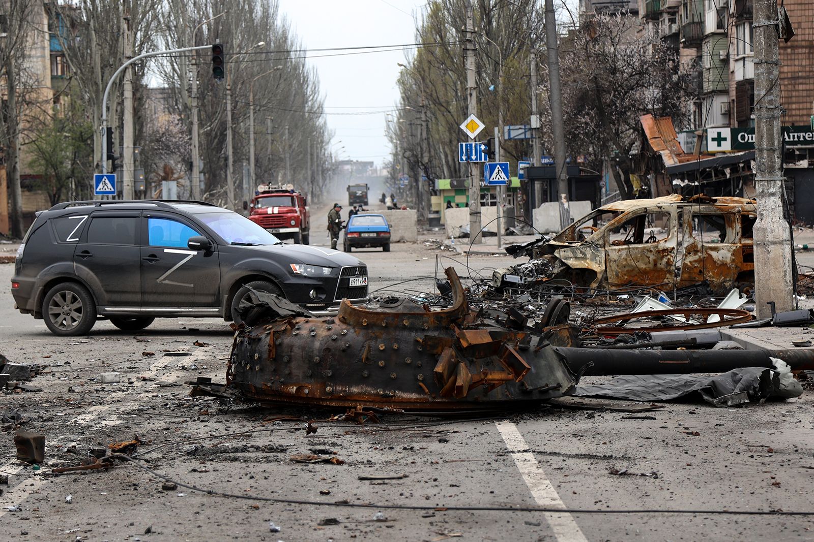 Parte de um tanque destruído e um veículo queimado estão em uma área controlada por forças separatistas apoiadas pela Rússia em Mariupol, Ucrânia.