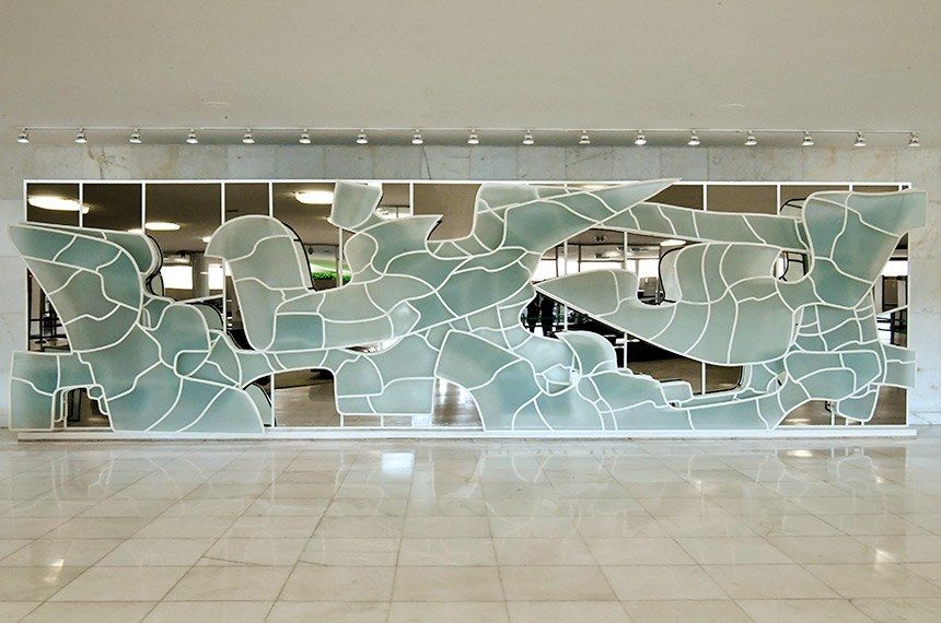 Painel de vidro 'Alumbramento', instalado no Salão Branco do Congresso / Walesca Borges / Agência Senado