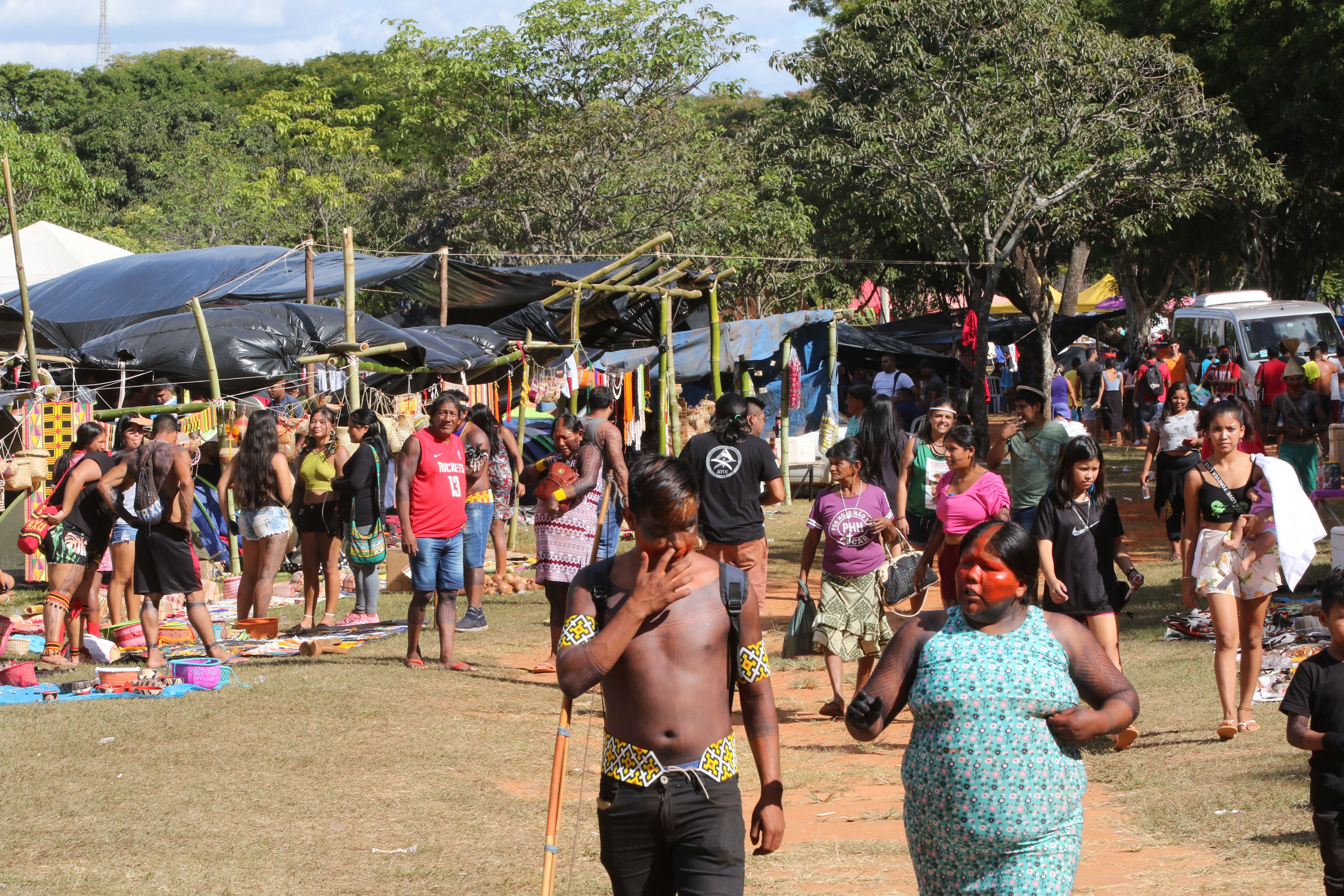 Indígenas de diversas etnias chegam a Brasília para o Acampamento Terra Livre, no Eixo Monumental