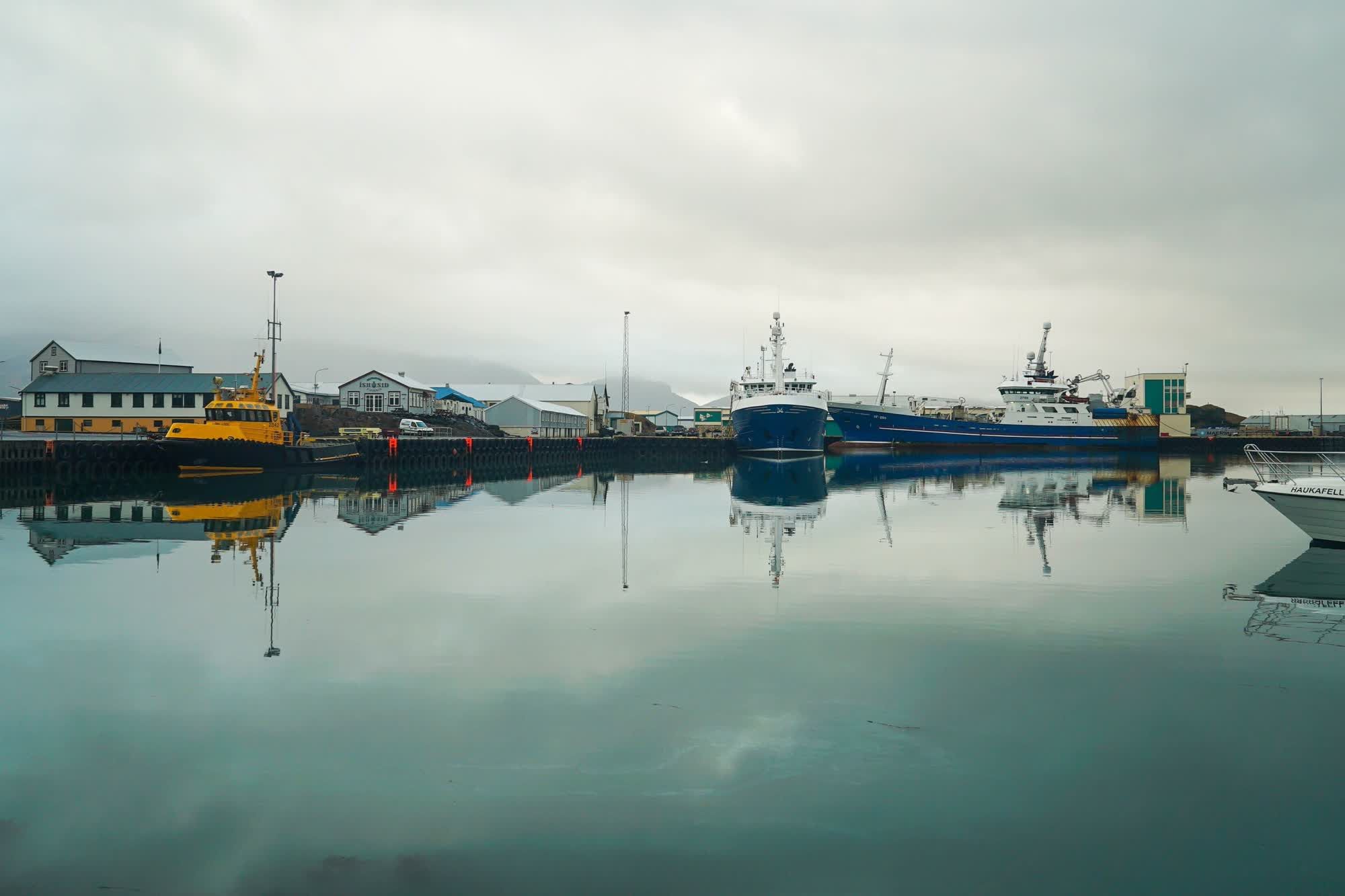 Navios atracados em um porto em Höfn / Temujin Doran/CNN