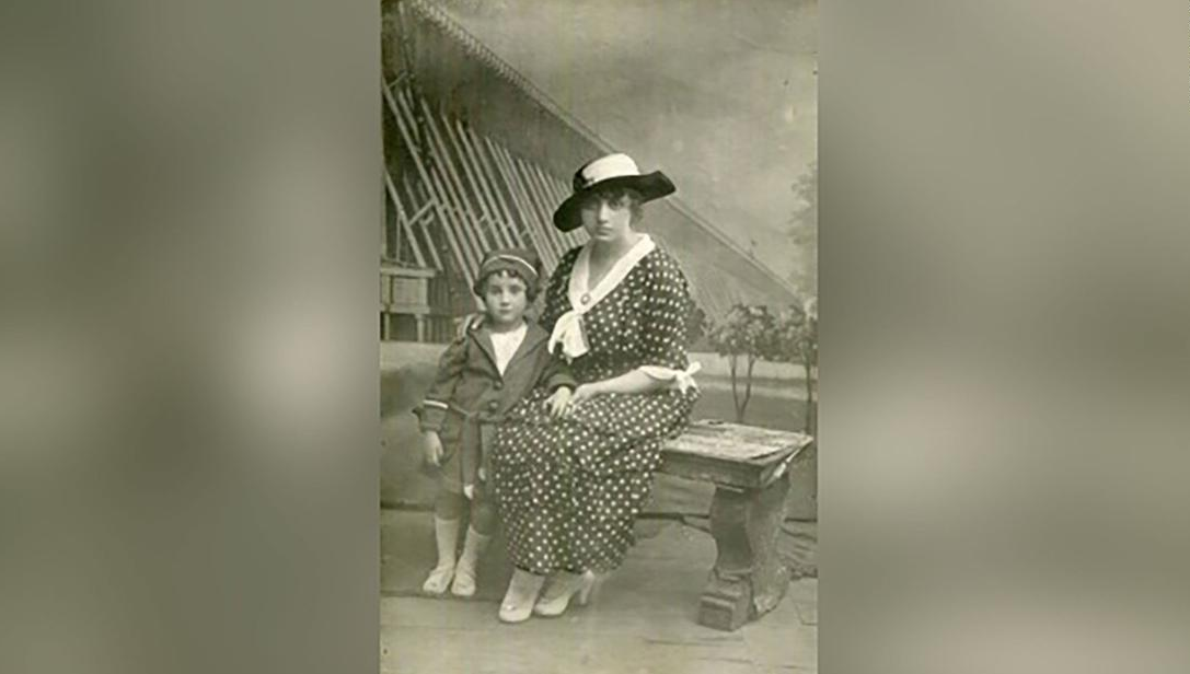 A bisavó de Gerber, Zofia Poznańska, fotografada aqui com sua filha Krystyna, provavelmente morreu no campo de extermínio de Treblinka, acredita a família. / Cortesia de Jan Gerber