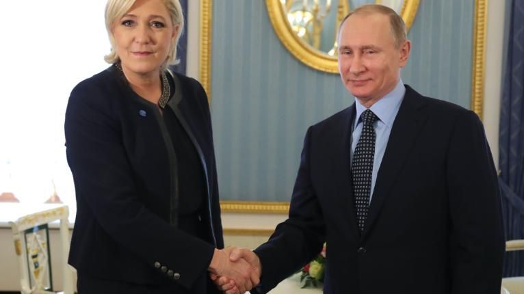 O presidente russo, Vladimir Putin, encontra Marine Le Pen no Kremlin, em Moscou, em março de 2017 / Foto: Mikhail Klimentye/AFP via Getty Images