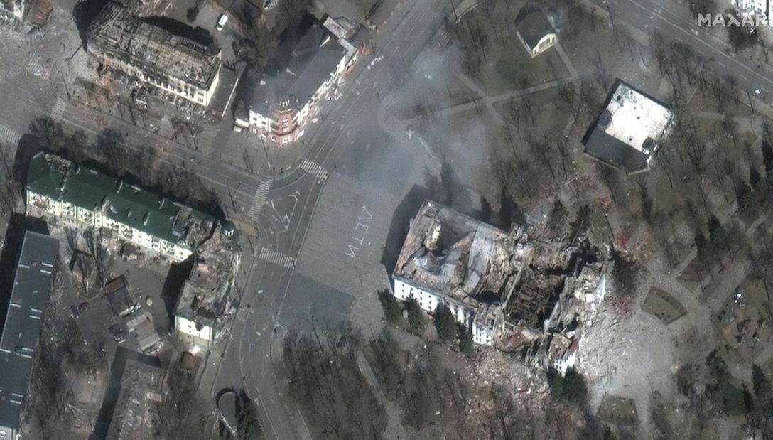Teatro de Mariupol em chamas após destruição / Maxar Technologies/Reuters