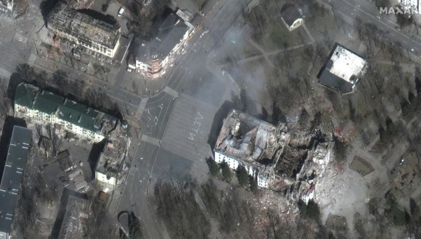 Teatro de Mariupol em chamas após destruição / Maxar Technologies/Reuters