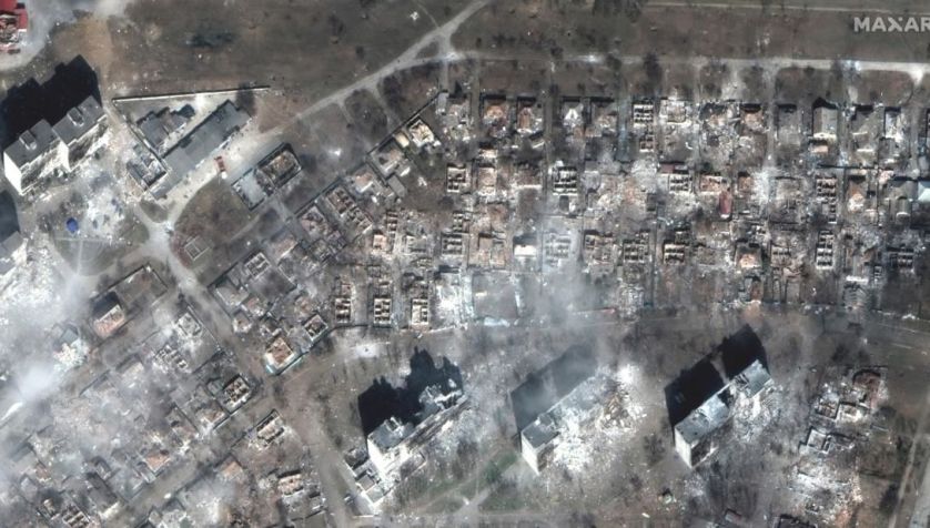 Quase todas as casas ao redor de dois condomínios são destruídas no leste de Mariupol / Maxar Technologies/Reuters