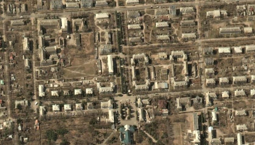 Another satellite image, taken by Maxar Technologies on March 26, of the center in Dokuchaevsk / Maxar Technologies/Reuters