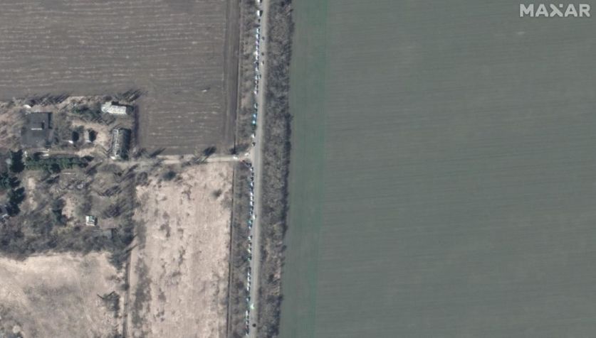 Comboio de veículos na estrada para Bezimenne / Maxar Technologies/Reuters