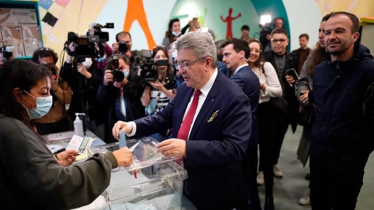 Jean-Luc Melenchon, que terminou em terceiro lugar na disputa presidencial, durante votação do primeiro turno / Foto: Daniel Cole/AP