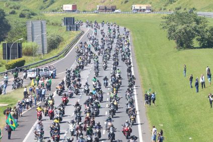 Com a participação do presidente Jair Bolsonaro (PL), o evento denominado Acelera para Cristo, passa pela Rodovia dos Bandeirantes, na cidade de Louveira, interior de São Paulo, nesta sexta-feira (15)