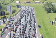 Bolsonaro participa de motociata em rodovia de São Paulo