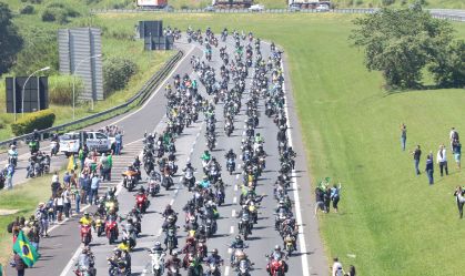 Com a participação do presidente Jair Bolsonaro (PL), o evento denominado Acelera para Cristo, passa pela Rodovia dos Bandeirantes, na cidade de Louveira, interior de São Paulo, nesta sexta-feira (15)