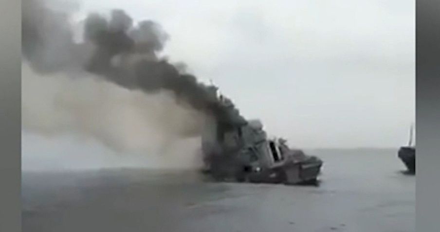 Vídeo publicado nas redes sociais teria capturado momento em que navio de guerra Moskva, da Rússia, naufraga / Reprodução/Redes Sociais