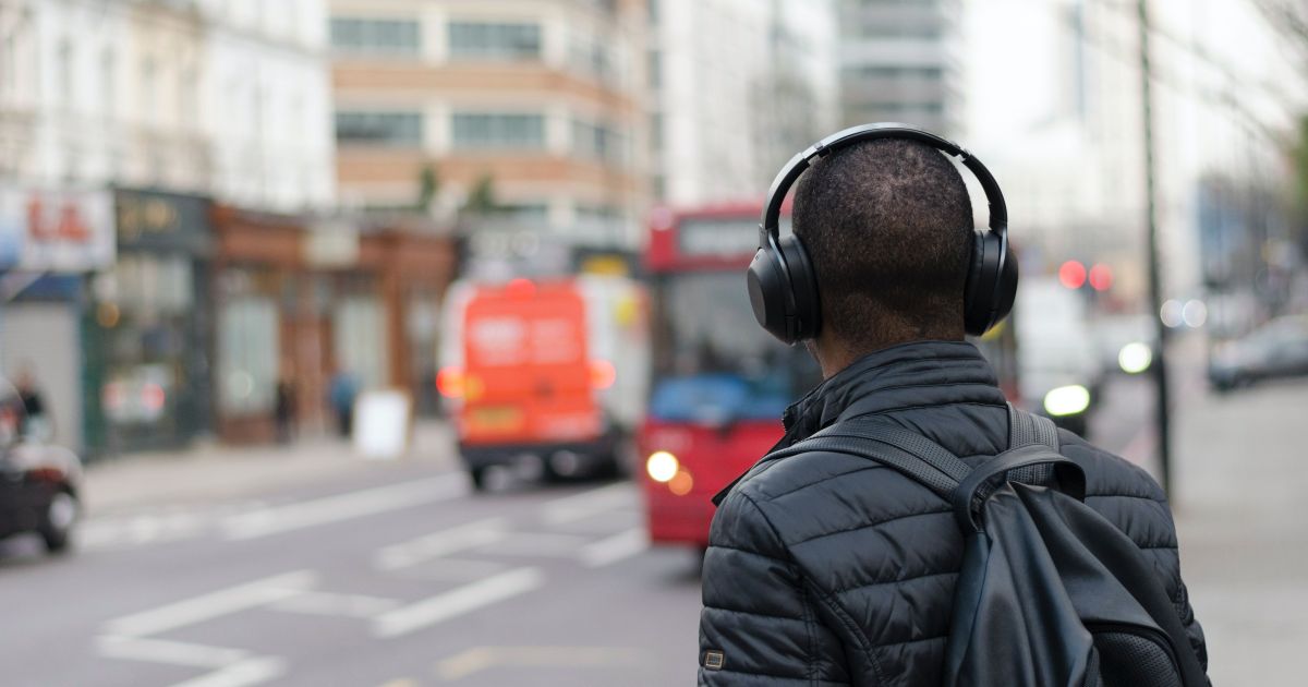 Fones prejudicam audição? Dr. Kalil conversa com fonoaudióloga sobre riscos