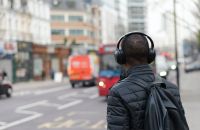 Fones prejudicam audição? Dr. Kalil conversa com fonoaudióloga sobre riscos